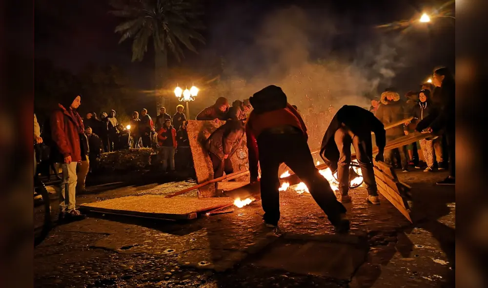 Diversos incendios se registraron en Chile luego de violentas protestas en contra del gobierno de Sebastián Piñera Diversos incendios se registraron en Chile luego de violentas protestas en contra del gobierno de Sebastián Piñera