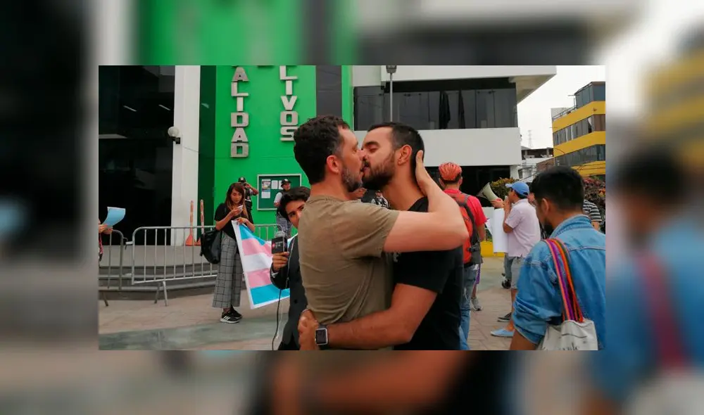 Parejas gays realizan 'besatón' en el frontis de la Municipalidad de Los Olivos. Créditos: Wayka. Parejas gays realizan 'besatón' en el frontis de la Municipalidad de Los Olivos. Créditos: Wayka.