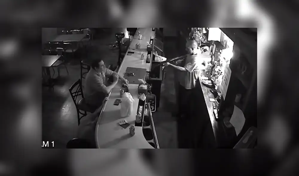 Video es viral en YouTube. El cantinero y el resto de clientes se asustaron al escuchar las amenazas del ladrón; sin embargo, este hombre ni se inmutó. Foto: Captura. Video es viral en YouTube. El cantinero y el resto de clientes se asustaron al escuchar las amenazas del ladrón; sin embargo, este hombre ni se inmutó. Foto: Captura.