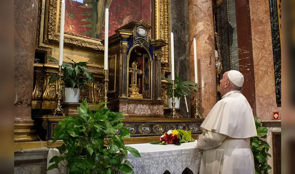 El papa Francisco acudió a una iglesia del centro de Roma para rezar ante pandemia. Foto: AFP.
