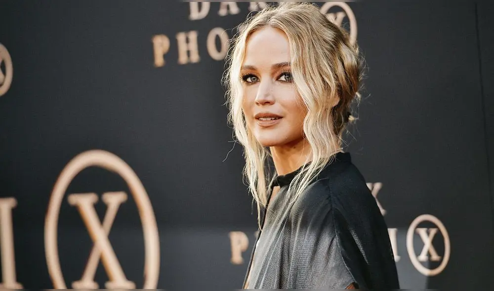 Jennifer Lawrence fue captada gestionando los  papeles para su matrimonio