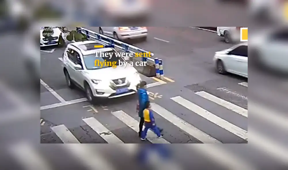 Vía YouTube. Cámaras de seguridad captaron la furiosa reacción que tuvo el pequeño tras ser embestido junto a su progenitora cuando cruzaban una avenida