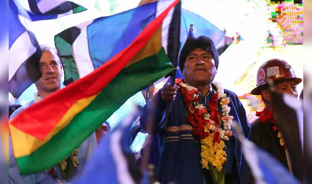 LPZ79. El ALTO (BOLIVIA), 03/12/2009.- El actual presidente y candidato, Evo Morales (c), junto a su vicepresidente, Álvaro García Linera (i), y el secretario general de la Central Obrera Boliviana (COB), Pedro Montes (d), participa en el acto de cierre de su campaña hoy, jueves 3 de diciembre de 2009, en la ciudad de El Alto, cerca a La Paz (Bolivia). Morales se perfila, según las encuestas, como el principal favorito a ganar los comicios del próximo domingo. EFE/Martin Alipaz LPZ79. El ALTO (BOLIVIA), 03/12/2009.- El actual presidente y candidato, Evo Morales (c), junto a su vicepresidente, Álvaro García Linera (i), y el secretario general de la Central Obrera Boliviana (COB), Pedro Montes (d), participa en el acto de cierre de su campaña hoy, jueves 3 de diciembre de 2009, en la ciudad de El Alto, cerca a La Paz (Bolivia). Morales se perfila, según las encuestas, como el principal favorito a ganar los comicios del próximo domingo. EFE/Martin Alipaz