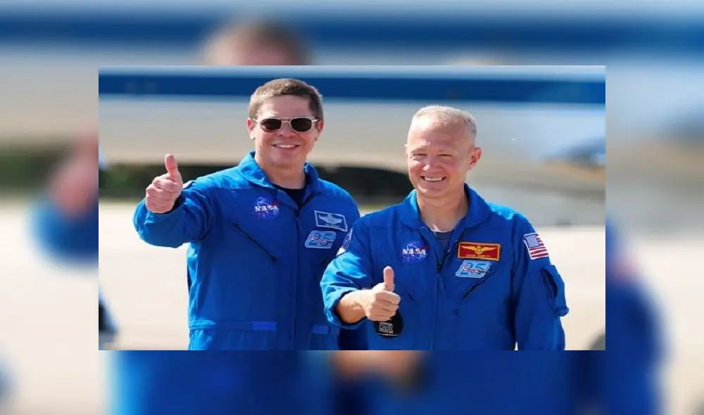 People wait to cross a street in Tokyo on May 24, 2020. (Photo by CHARLY TRIBALLEAU / AFP)