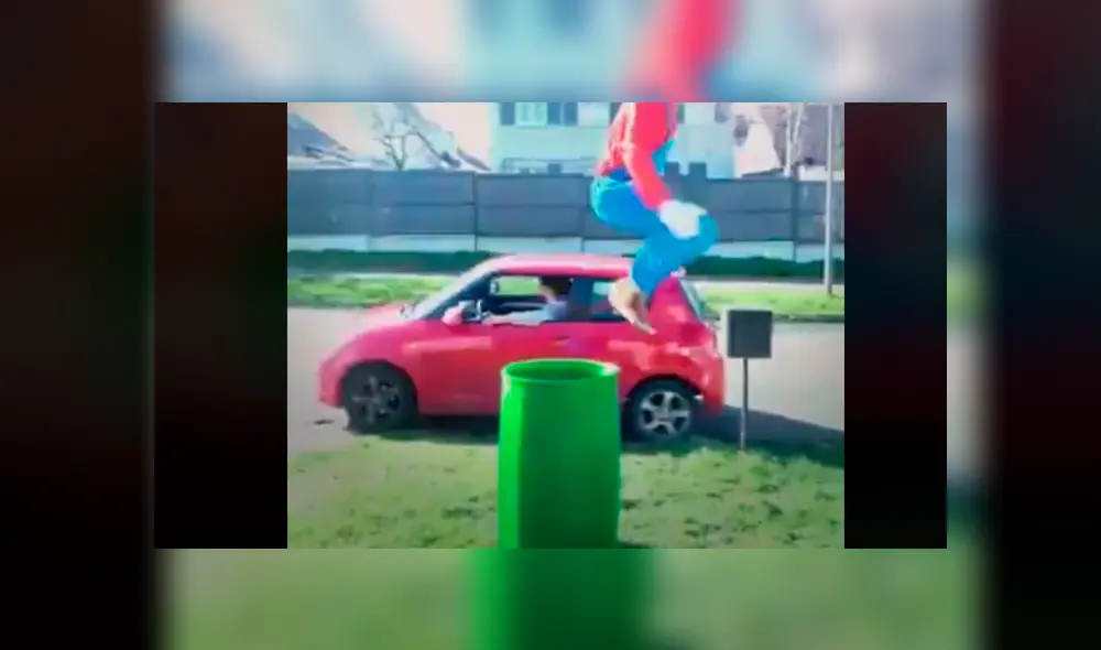 Tras encontrar una cañería, Mario toma el aspecto de una persona común. Tras encontrar una cañería, Mario toma el aspecto de una persona común.