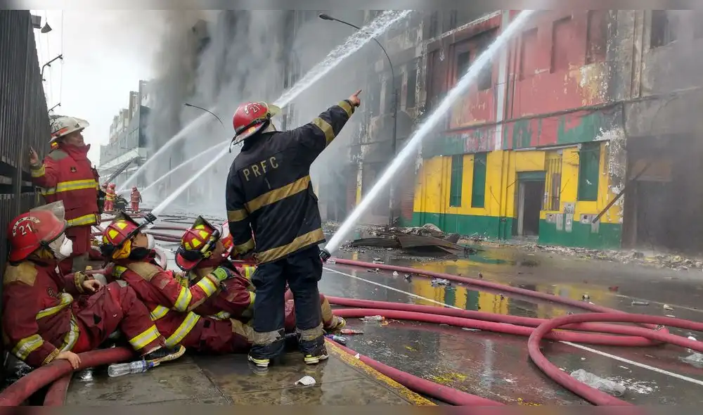 Doce bomberos han muerto en acto de servicio y fueron declarados héroes