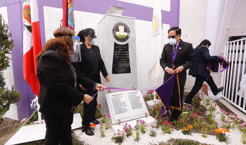 Develaron placa recordatoria con los nombres de los médicos que murieron por la COVID-19. Foto: Oswald Charca Develaron placa recordatoria con los nombres de los médicos que murieron por la COVID-19. Foto: Oswald Charca