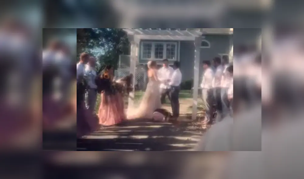 La novia quiso tener a una de sus perras como dama de honor, sin imaginar el bochornoso momento que esta la haría pasar. Video es viral en YouTube La novia quiso tener a una de sus perras como dama de honor, sin imaginar el bochornoso momento que esta la haría pasar. Video es viral en YouTube