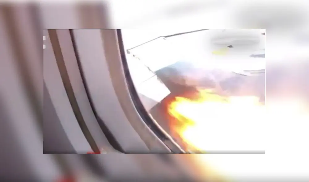 El avión empezó a botar llamas por el motor derecho. Foto: captura El avión empezó a botar llamas por el motor derecho. Foto: captura