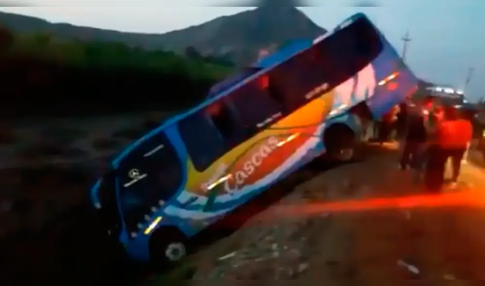 Bus a punto de caer a abismo. Bus a punto de caer a abismo.