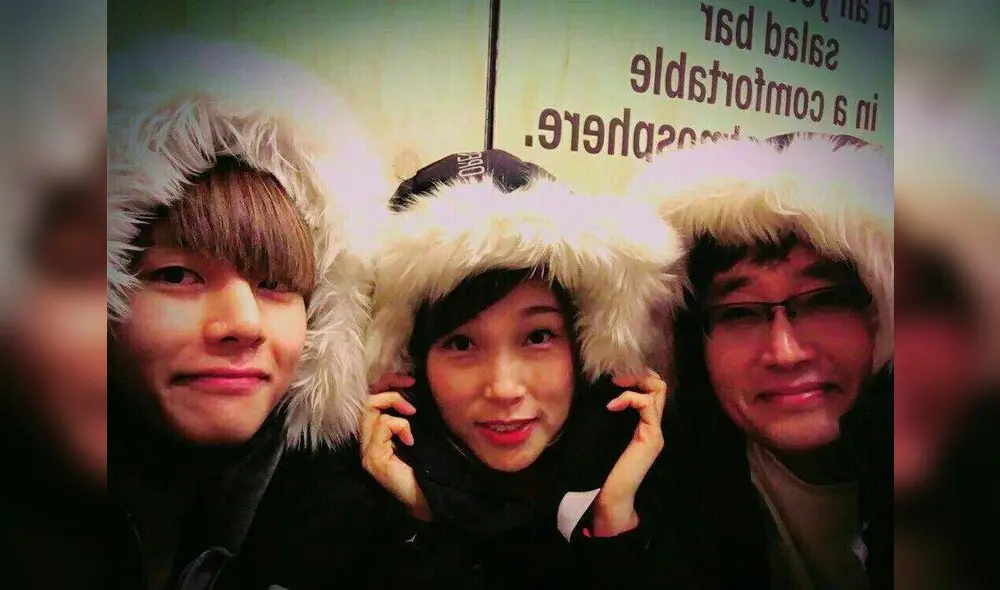 Taehyung junto a sus padres. Taehyung junto a sus padres.