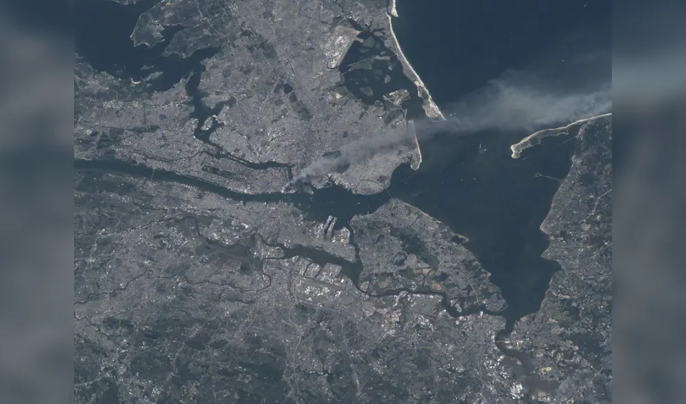 11 de septiembre: columna de humo se eleva desde el área de Manhattan tras ataque en las Torres Gemelas. Foto: NASA. 11 de septiembre: columna de humo se eleva desde el área de Manhattan tras ataque en las Torres Gemelas. Foto: NASA.