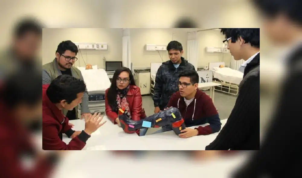 Con botellas recicladas, universitarios elaboran prótesis para personas con discapacidad [VIDEO] 