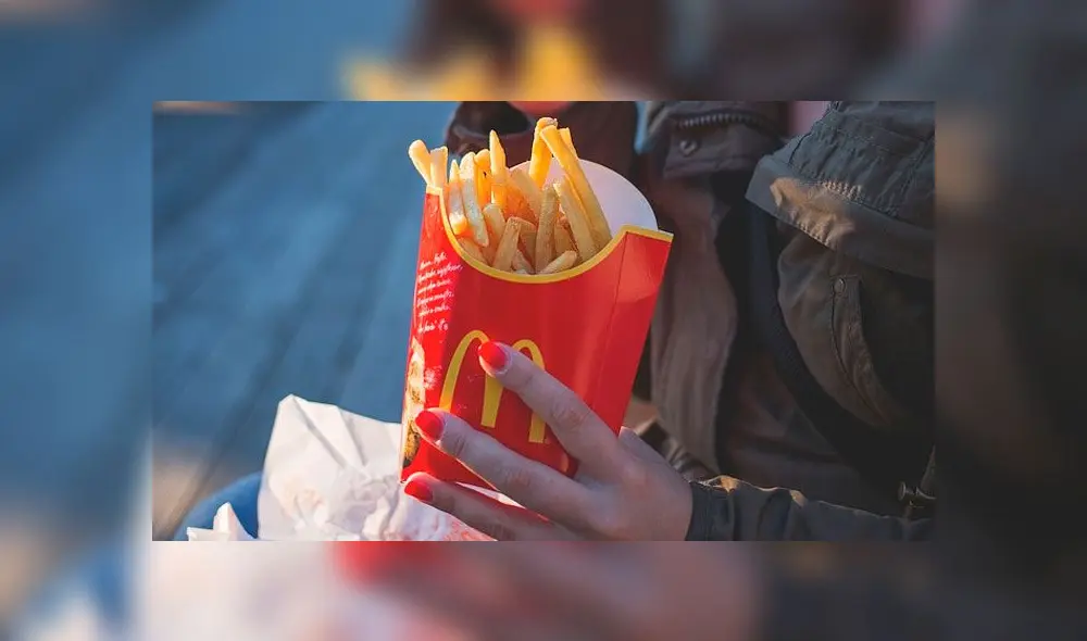Ordenan una hamburguesa con papas en McDonald’s y encuentran dos cucarachas [VIDEO]