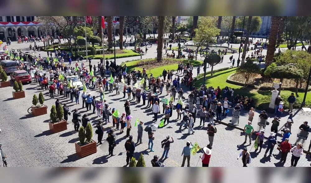 Miles protestaron contra Tía María en la plaza de Armas de Arequipa Miles protestaron contra Tía María en la plaza de Armas de Arequipa