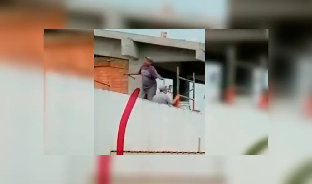 Obrero interrumpió sus labores en el techo de una casa y se dejó llevar por la potente música de evento Obrero interrumpió sus labores en el techo de una casa y se dejó llevar por la potente música de evento