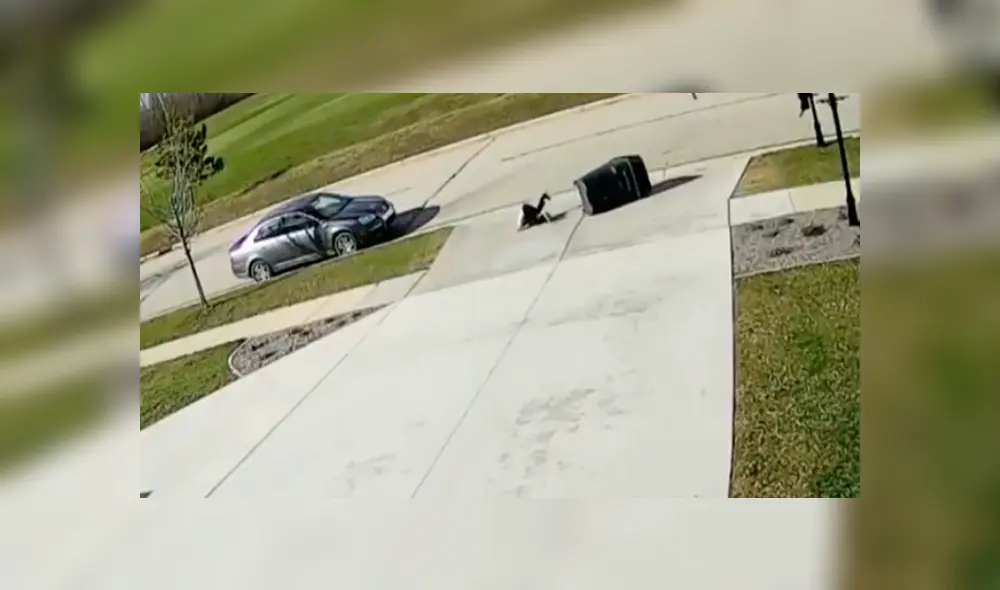 En Facebook, un adolescente sufrió un terrible percance cuando sacaba un enorme tacho de basura.