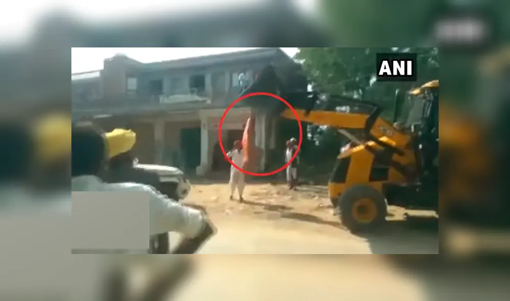 Anciana se enfrenta y vence a una excavadora para que no derrumbe su casa [VIDEO]