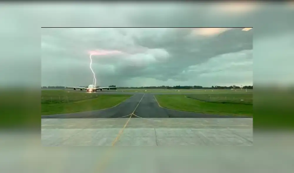 Potente rayo roza avión a punto de despegar y pasajeros se salvan de milagro