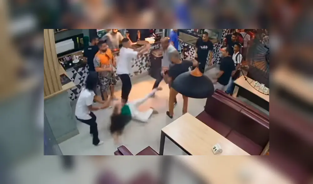 Mujer es golpeada por dos hombres durante altercado en un bar [VIDEO]