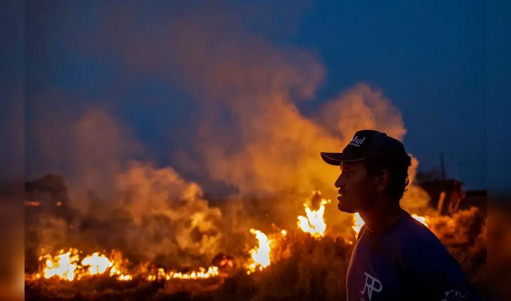 Trabajador mira un incendio al norte del estado de Mato Grosso, al sur de la cuenca del Amazonas en Brasil.