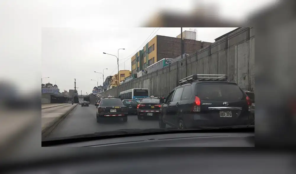 Quejas por congestión vehicular en Alfonso Ugarte
