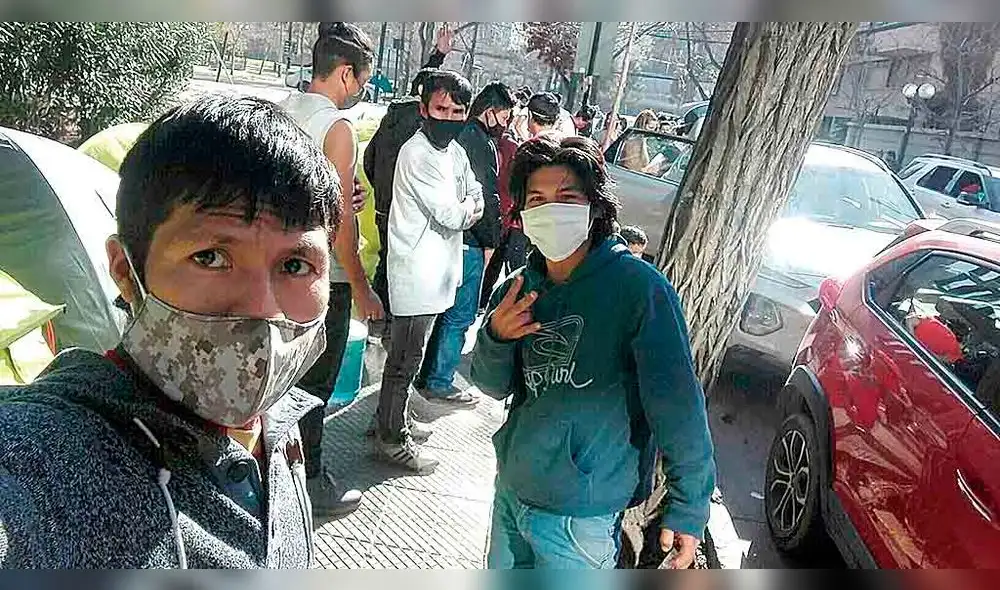 quieren volver. Un grupo de peruanos acamparon el miércoles a las afueras del consulado.