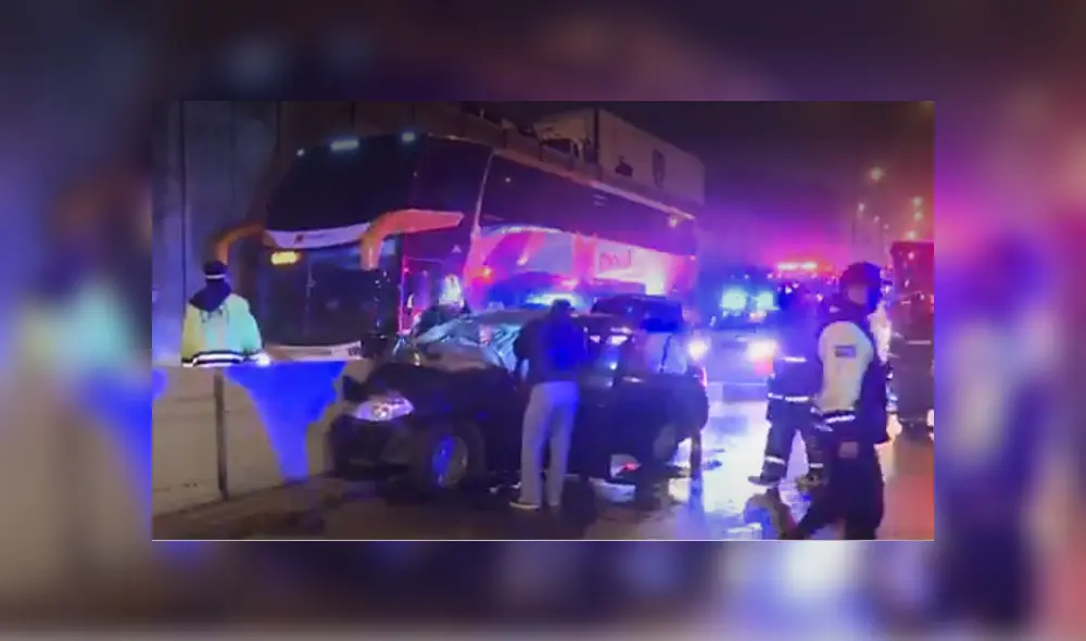 El auto hacía servicio de taxi a tres jóvenes. Foto: Captura
