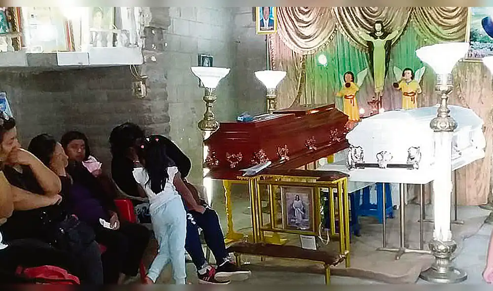 Desconsuelo. Familiares lloran ante los ataúdes de sus seres queridos. Desgracia en el Bajo Piura.