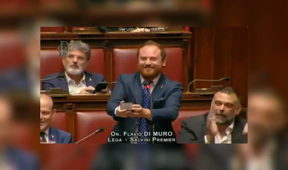 Diputado italiano pide matrimonio a su novia tras interrumpir sesión legislativa [VIDEO]