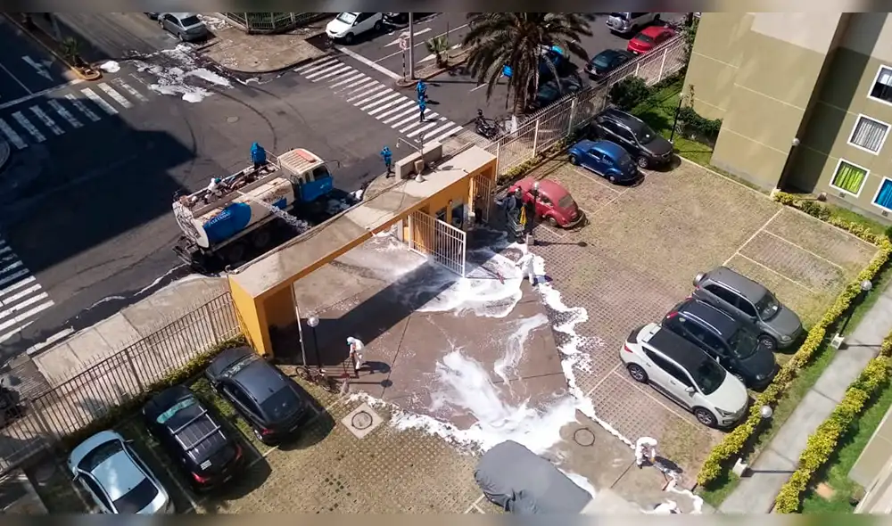 Hacen limpieza en condominio de Leonard León por temor a contagio con coronavirus. Foto: El Popular Hacen limpieza en condominio de Leonard León por temor a contagio con coronavirus. Foto: El Popular