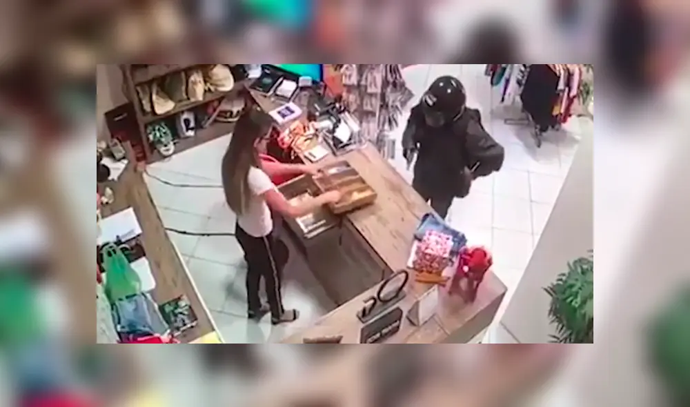 Finge robar una tienda para matar a la cajera y huye sin el dinero [VIDEO]