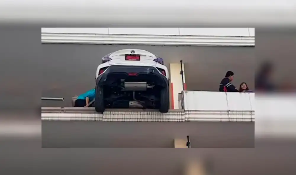 Mujer se equivoca de pedal al estacionar su auto y casi cae desde un cuarto piso [VIDEO]