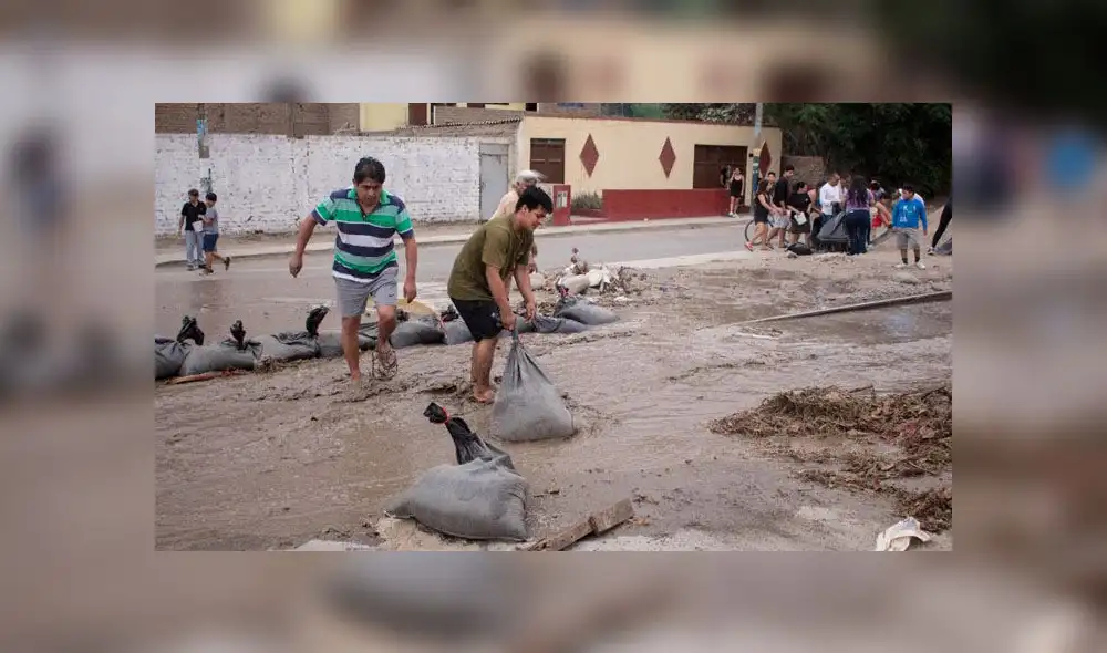 Vecinos tuvieron que colocar sacos para evitar que sus viviendas sean afectadas.. (Créditos: Kensso Merino)