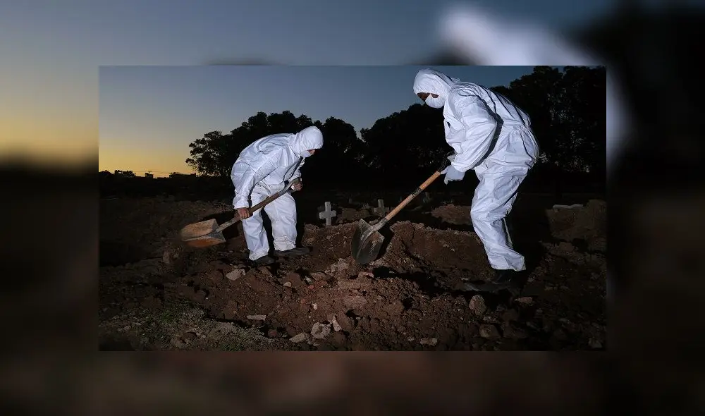 Cemetery workers wearing protective clothing bury a victim of COVID-19 at the Sao Franciso Xavier cemetery in Rio de Janeiro, Brazil, on May 29, 2020. (Photo by CARL DE SOUZA / AFP) Cemetery workers wearing protective clothing bury a victim of COVID-19 at the Sao Franciso Xavier cemetery in Rio de Janeiro, Brazil, on May 29, 2020. (Photo by CARL DE SOUZA / AFP)