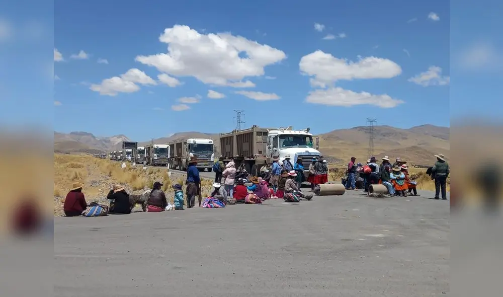 protesta. Bloqueo en el corredor vial del sur en la Provincia de Espinar. Camiones varados son de empresas mineras Antapacay  y Hudbay y Las Bambas.