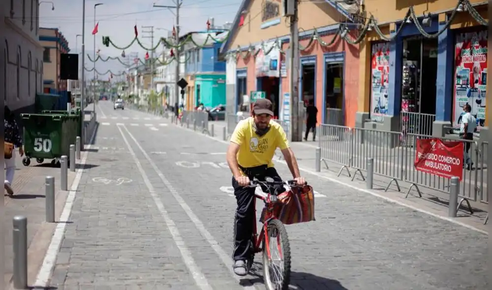 Ciclistas aprovecharon la poca presencia de personas para recorrer las calles. Foto: Rodrigo Talavera - La República