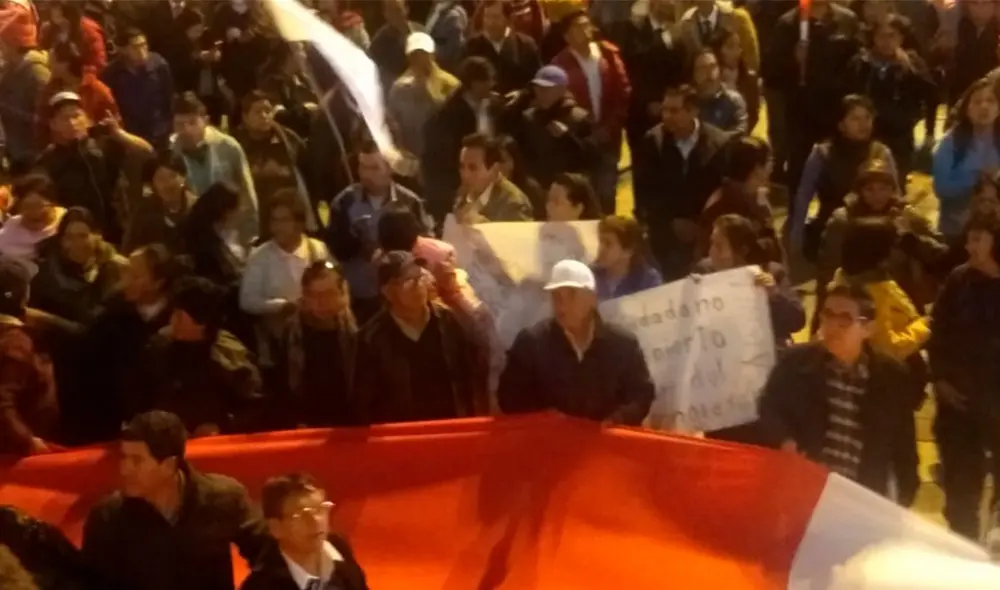 Huancayo: cientos de ciudadanos marcharon en apoyo a la disolución del Congreso