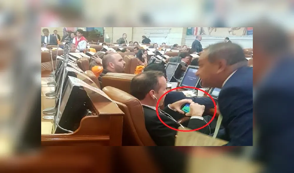 Congresista es sorprendido viendo un partido de la Champions League durante debate de la reforma tributaria