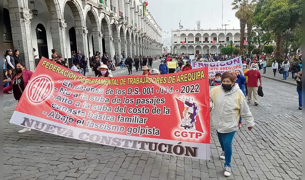 movilizaciones de tarde.  Más de 400 ciudadanos se volcaron a las calles para exigir nuevas elecciones. Otros abogaron por la libertad de Pedro Castillo retenido por dar un golpe de Estado.