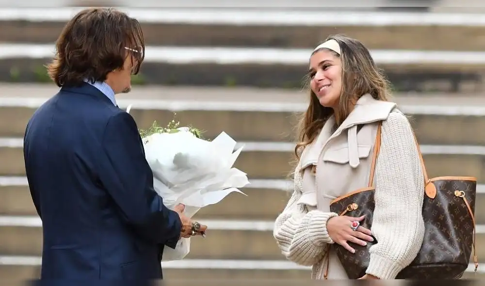 La fan intentó aproximarse a pesar que el artista de Hollywood se encontraba rodeado por su personal de seguridad. (Foto: AFP) La fan intentó aproximarse a pesar que el artista de Hollywood se encontraba rodeado por su personal de seguridad. (Foto: AFP)