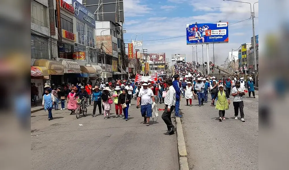 Comerciantes de la plataforma Avelino Cáceres en Arequipa. Foto: Quatro Tv. Comerciantes de la plataforma Avelino Cáceres en Arequipa. Foto: Quatro Tv.