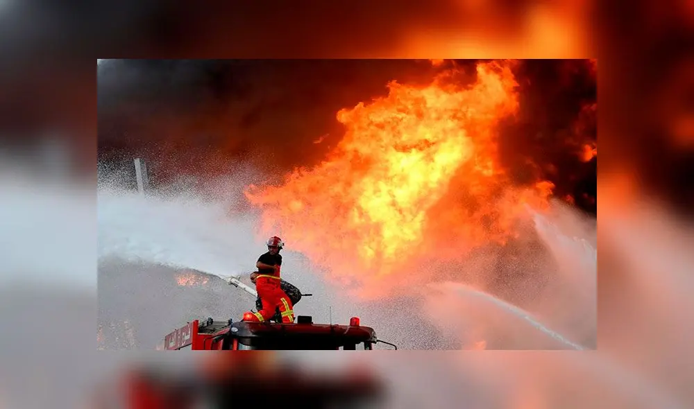 Los bomberos acudieron rápidamente para contener un nuevo incendio que sufre el puerto de Beirut. Foto: EFE Los bomberos acudieron rápidamente para contener un nuevo incendio que sufre el puerto de Beirut. Foto: EFE