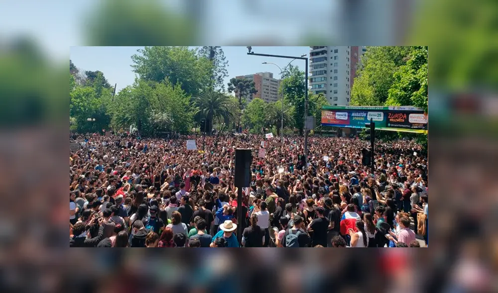Masivo "cacerolazo" en Plaza Nuñoa de Chile. Masivo "cacerolazo" en Plaza Nuñoa de Chile.