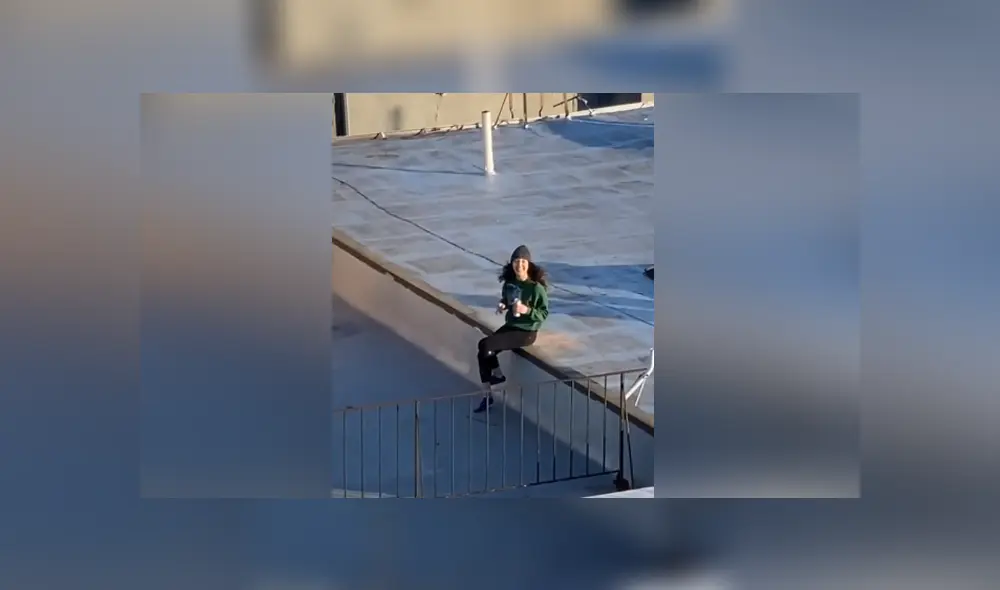 En TikTok se hizo viral el momento en que un joven usa un dron para enviarle su número telefónico a su vecina.