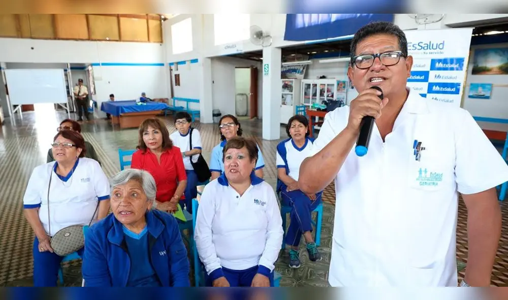 Tacna: Médico interpreta canciones del recuerdo a sus pacientes para combatir el estrés