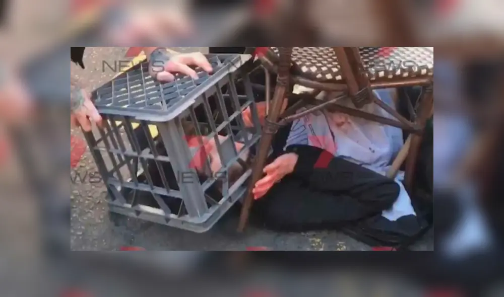 Asesino es reducido por los transeúntes. (Foto: News)