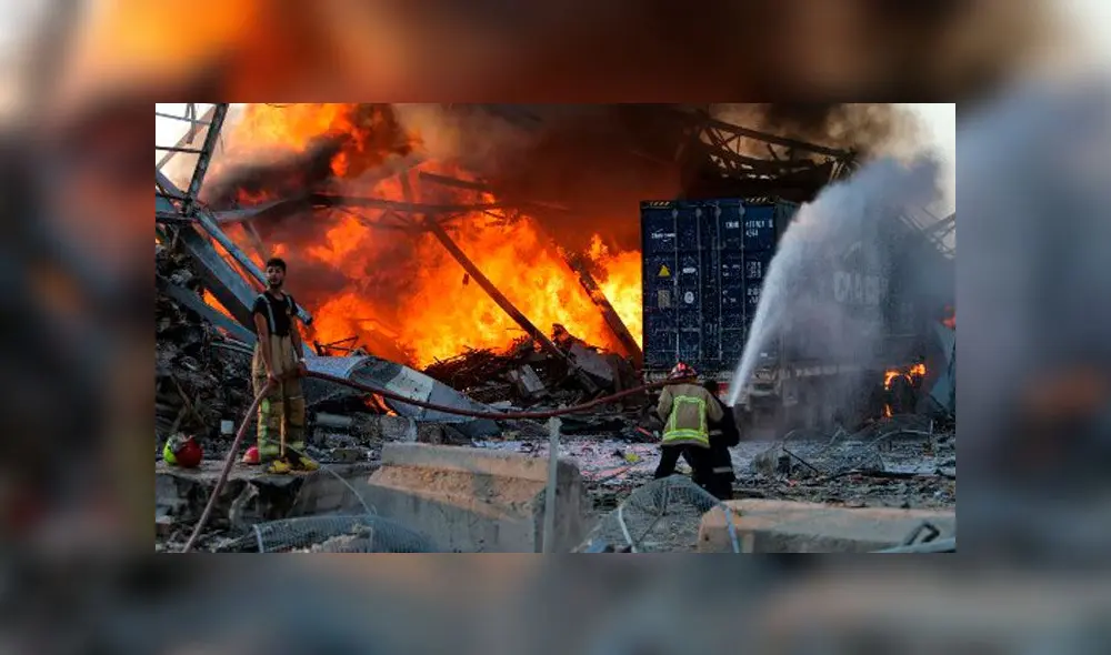 Extinguen el fuego en el lugar de una explosión en el puerto de Beirut, la capital, el 4 de agosto de 2020. Foto: AFP.
