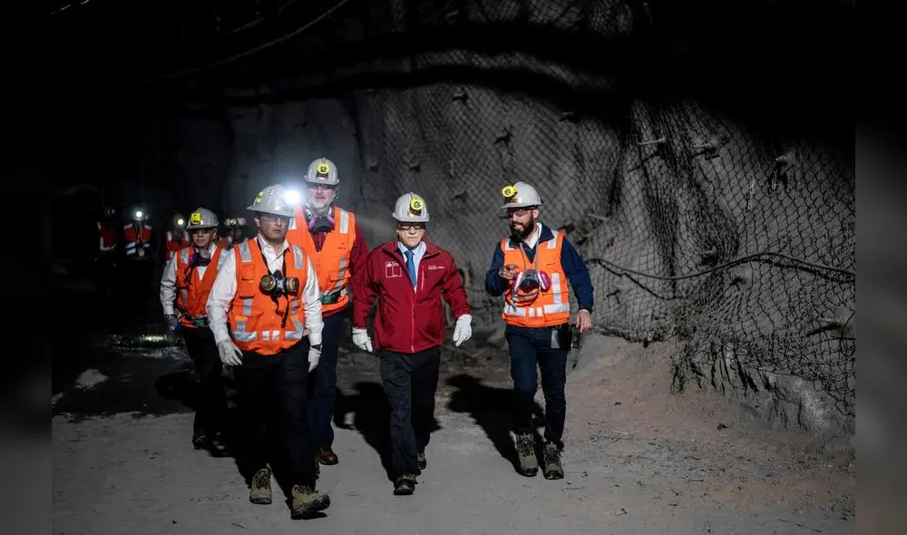 Handout picture released by the Chilean presidency showing Chile's President Sebastian Pinera (C) visiting the underground operations of the Chuquicamata mine in Calama, on August 14, 2019. - Chilean mining company Codelco, the largest copper producer in the world, inaugurated this Wednesday the underground operations of the emblematic Chuquicamata mine, located in the Atacama desert (northern Chile). This was for decades the largest open pit copper deposit in the world, but in order to extend its useful life, Codelco decided to invest 5,000 million dollars in this monumental work. (Photo by marcelo segura / CHILE'S PRESIDENCY / AFP) / RESTRICTED TO EDITORIAL USE - MANDATORY CREDIT "AFP PHOTO / CHILE'S PRESIDENCY / MARCELO SEGURA " - NO MARKETING NO ADVERTISING CAMPAIGNS - DISTRIBUTED AS A SERVICE TO CLIENTS Handout picture released by the Chilean presidency showing Chile's President Sebastian Pinera (C) visiting the underground operations of the Chuquicamata mine in Calama, on August 14, 2019. - Chilean mining company Codelco, the largest copper producer in the world, inaugurated this Wednesday the underground operations of the emblematic Chuquicamata mine, located in the Atacama desert (northern Chile). This was for decades the largest open pit copper deposit in the world, but in order to extend its useful life, Codelco decided to invest 5,000 million dollars in this monumental work. (Photo by marcelo segura / CHILE'S PRESIDENCY / AFP) / RESTRICTED TO EDITORIAL USE - MANDATORY CREDIT "AFP PHOTO / CHILE'S PRESIDENCY / MARCELO SEGURA " - NO MARKETING NO ADVERTISING CAMPAIGNS - DISTRIBUTED AS A SERVICE TO CLIENTS