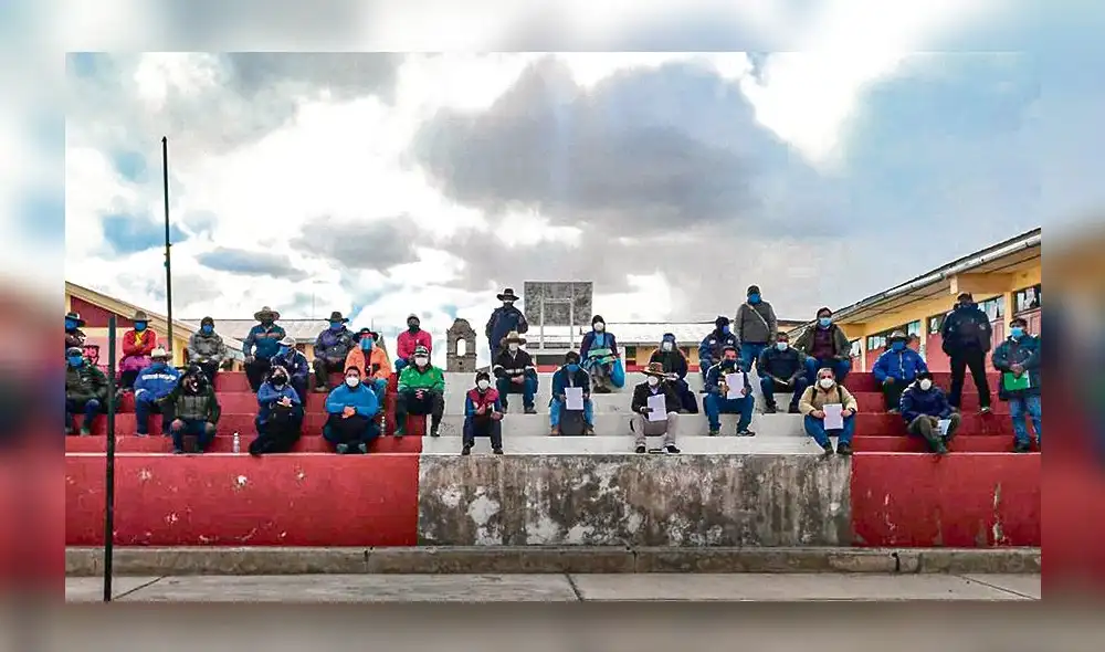 acuerdo. Dirigentes muestran acuerdo con minera Bateas.